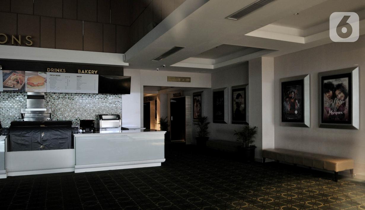 Suasana Cinema XXI di salah satu pusat perbelanjaan kawasan Jakarta Timur ditutup sementara, Senin (23/3/2020). Guna mencegah penyebaran Covid-19, bioskop Cinema XXI di DKI Jakarta dan beberapa kota di Indonesia ditutup sementara mulai hari ini hingga 5 April 2020. (merdeka.com/Iqbal S. Nugroho)