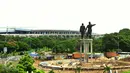 Pekerja melakukan pengerjaan patung Soekarno-Hatta di kawasan bandara internasional Soekarno Hatta, Tangerang, Banten, (27/1/16). Pemasangan kembali patung Soekarno-Hatta ditargetkan akan selesai pada bulan Febuari 2016. (Liputan6.com/Faisal R Syam)