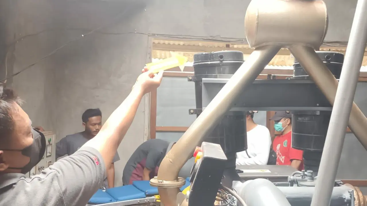 Polisi olah TKP pekerja Tuban yang tewas terjatuh. (Adirin/Liputan6.com)