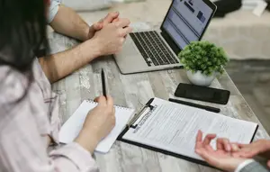 Surrender Adalah: Arti, Makna dalam Berbagai Konteks dan Contoh Penggunaannya