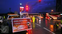 Sejumlah bus melintas di kawasan telolet jalur pantura Brebes, Jawa Tengah, Jumat (23/12). Pemasangan plang Telolet tersebut untuk menghibur para pengguna jalan pada saat mudik libur Natal dan Tahun baru. (Liputan6.com/Angga Yuniar)