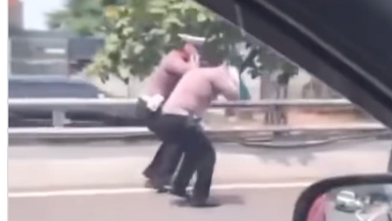Terungkap Penyebab Dua Polisi Dihukum Squat Jump di Jalan Tol