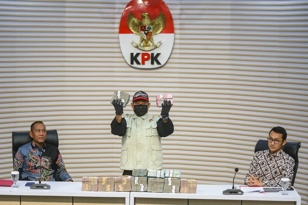 Petugas menunjukkan barang bukti uang hasil OTT kepala daerah