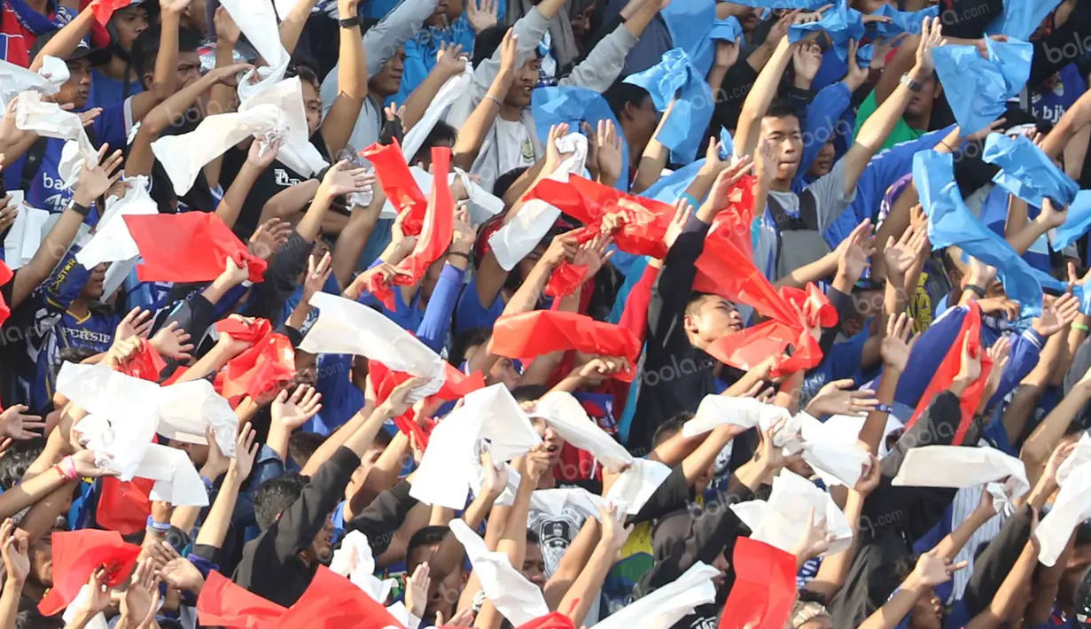 Aksi Bobotoh Galuh saat memberikan dukungan kepada timnya pada laga persahabatan turnamen Segi Tiga di Stadion Galuh, Ciamis, Minggu (10/4/2016). (Bola.com/NIcklas Hanoatubun)