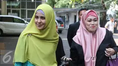Risty Tagor bersama kuasa hukumnya berjalan menuju gedung KPAI, Jakarta, Rabu (6/4/2016). Risty Tagor diperiksa KPAI atas laporan mantan suaminya Stuart Collin terkait pengaduan hak asuh anak. (Liputan6.com/Herman Zakharia)