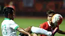 Gelandang Timnas Indonesia U-22, Febri Hariyadi (kiri) berebut bola dengan pemain Persija saat laga uji coba di Stadion Patriot Candrabhaga, Bekasi, Rabu (5/4). Laga Persija melawan Timnas Indonesia U-22 berakhir imbang. (Liputan6.com/Helmi Fithriansyah)