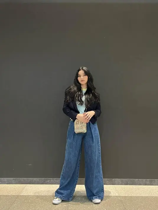 Setelah dilamar kekasihnya, Sinta pun kini jadi sorotan publik. Pasalnya paras cantiknya disebut sangat mirip dengan Indah Permatasari