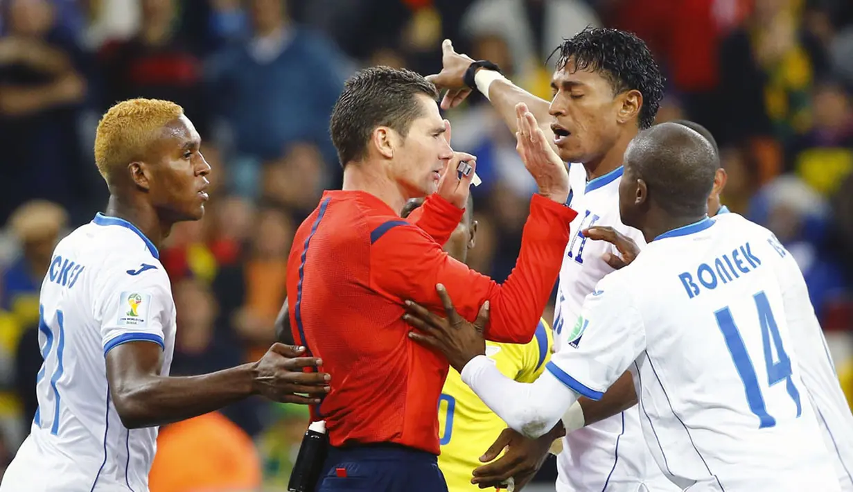 Tiga pemain Honduras memprotes wasit Benjamin Williams yang menganulir gol ke gawang Ekuador di laga kedua penyisihan Piala Dunia 2014 di Stadion Baixada, Curitiba, Brasil, (21/6/2014). (REUTERS/Stefano Rellandini)
