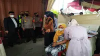 Bupati Cirebon Imron didampingi Kapolresta Cirebon Kombes Pol Arief Budiman saat meninjau vaksinasi massal. Foto (Istimewa)