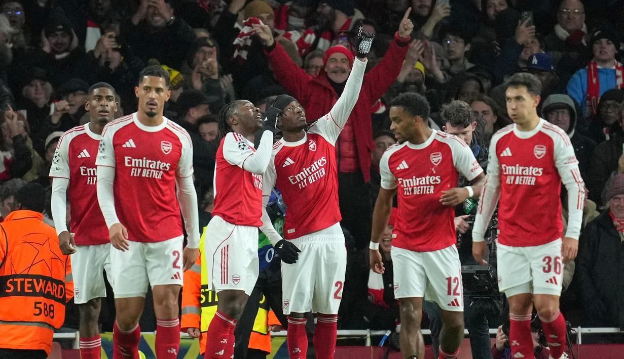 Pemain Arsenal merayakan gol yang dicetak oleh Noni Madueke dalam laga Liga Champions 2025/2026 melawan Bayern Munchen di Emirates Stadium, London, Rabu (26/11/2025) waktu setempat. (AP Photo/Kin Cheung)