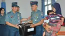 Citizen6, Tanjung Priok: Dalam rangka memperingati HUT ke-51 Kolinlamil, PG Jalasenastri Kolinlamil memberikan tali asih kepada keluarga dan anggota Kolinlamil yang menderita penyakit dalam kategori penanganan khusus, Senin (11/6). (Pengirim: Dispenkolinl