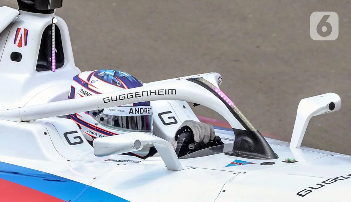 Pembalap dari tim Andretti Formula E, Jake Dennis memacu kecepatan saat mengikuti sesi kualifikasi Formula E World Championship musim ke-11 di Jakarta International E-Prix Circuit (JIEC) di Ancol, Jakarta, Sabtu (21/6/2025). (Liputan6.com/Herman Zakharia)