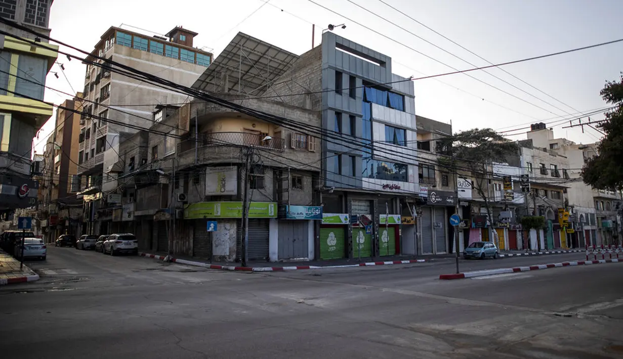 Suasana jalanan yang kosong selama lockdown untuk menahan pandemi virus corona COVID-19 di Jalur Gaza, Palestina, Jumat (18/12/2020). Lockdown diberlakukan di sejumlah tempat. (AP Photo/Khalil Hamra)