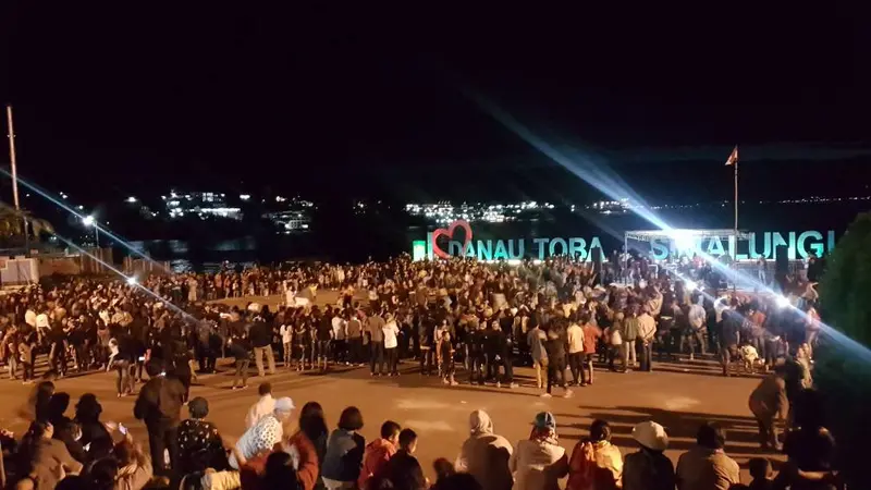 Aksi 1000 Lilin untuk Ahok di Danau Toba