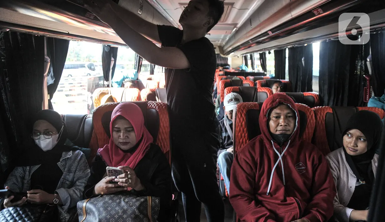 Peningkatan sudah mulai terlihat, keramaian mulai ada terutama di jam keberangkatan jam 06.00- 12.00 dan jam 12.00-18.00. (merdeka.com/Iqbal S Nugroho)