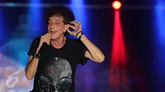 Musisi gaek Ahmad Albar kembali mengentak publik Solo lewat lagu-lagu hits rock-nya dalam acara bertajuk Gebyar Rock 2015, Solo, Selasa (24/11/2015). God Bless menggeber 14 lagu di panggung hiburan merakyat THR Sriwedari. (Liputan6.com/ Reza Kuncoro)