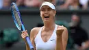 Petenis Rusia, Maria Sharapova meraih gelar Wimbledon pada 2004 setelah mengalahkan Serena Williams 6-1, 6-4. (AFP/Glyn Kirk)