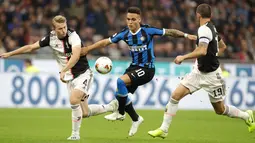 Bek Juventus, Matthijs de Ligt dan rekannya Leonardo Bonucci berebut bola dengan pemain Inter Milan Lautaro Martinez dalam lanjutan kompetisi Serie A 2019-2020 di Stadion Giuseppe Meazza, Minggu (6/10/2019). Juventus memenangi duel bertajuk Derby d'Italia dengan keunggulan 2-1. (AP/Luca Bruno)