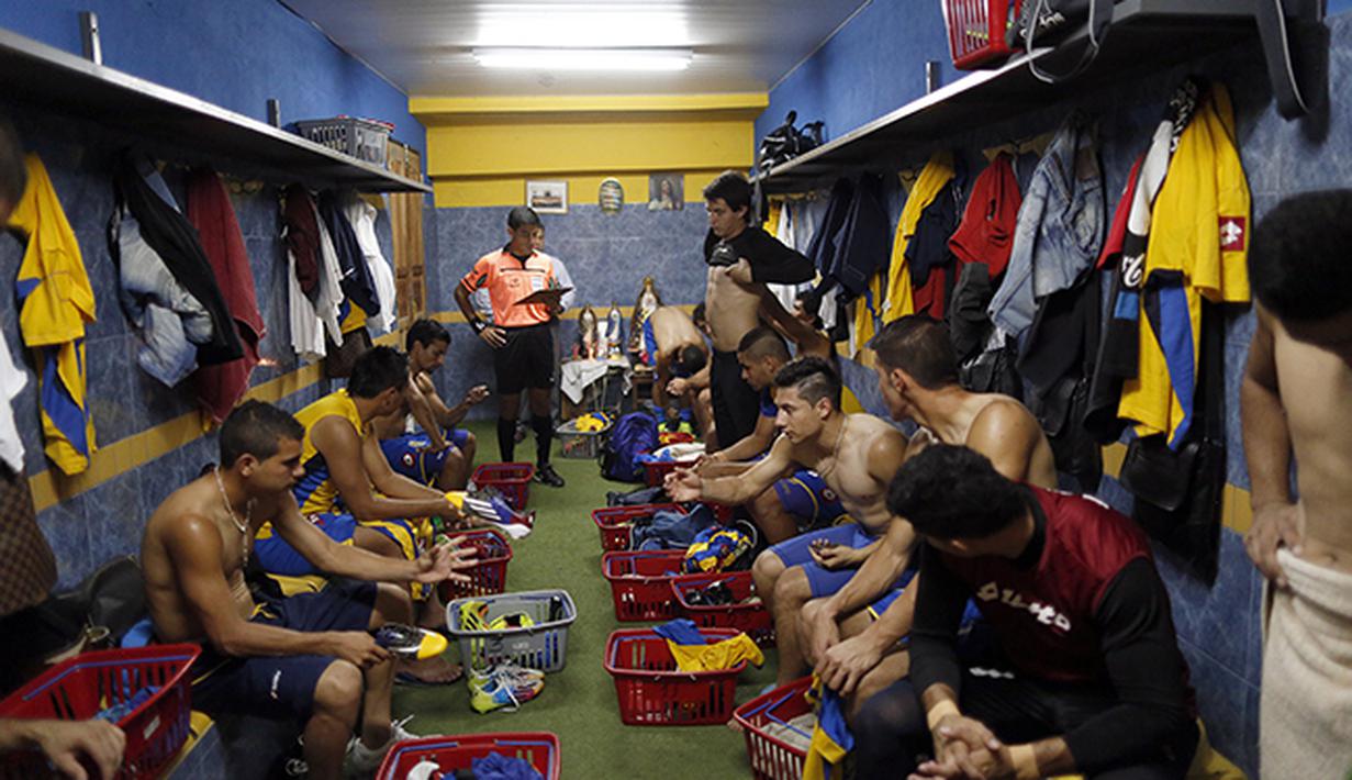 Suasana ruang ganti tim Deportivo Capiata.  (AP Photo/Jorge Saenz)