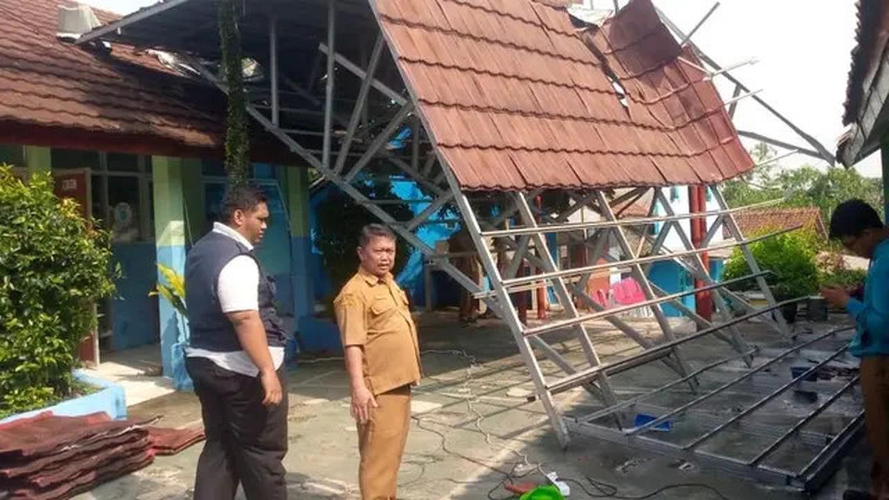 Angin Kencang, Atap SD di Dramaga Bogor Roboh