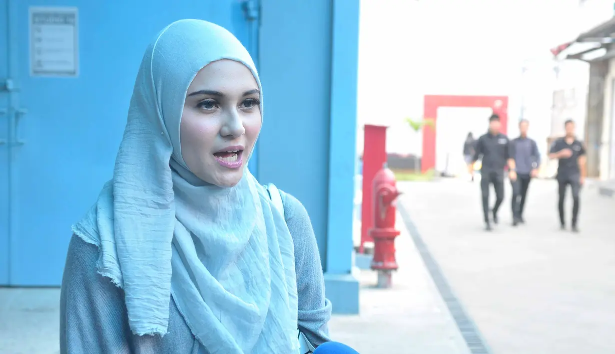 "Yang pasti semoga bencana ini cepat berlalu, amin. Ini semua takdir Allah, kenapa Allah memberikan bencana di sana, tapi selalu ada hikmah setelah bencana," kata Zee Zee. (Nurwahyunan/Bintang.com)