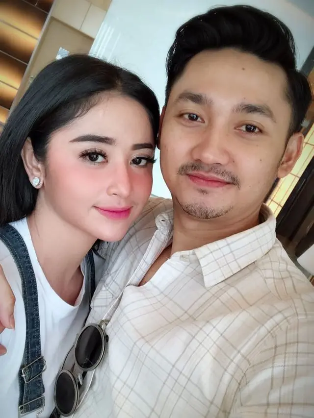 [Bintang] Dewi Perssik dan Angga Wijaya