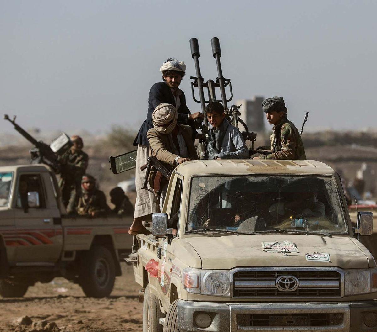 Pasukan bersenjata Houthi menggelar parade untuk memamerkan kekuatan militernya di&nbsp;dekat Sanaa, Yaman, pada 4 Februari 2024. Parade ini diadakan untuk merespons rentetan serangan udara Amerika Serikat dan Inggris baru-baru ini.