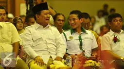 Ketua Umum Partai Gerindra Prabowo Subianto berbincang dengan Sandiaga saat menghadiri pelantikan pengurus DPP APPSI di Jakarta, Selasa (22/3). Sandiaga Uno mengantikan Prabowo yang sebelumnya menjadi APPSI. (Liputan6.com/Gempur M Surya)