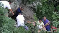 Seorang wanita yang terluka dibawa ke ambulans di lokasi kecelakaan bus dekat Grlo, Montenegro, pada 23 Juni 2013. (AFP)