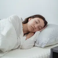 Ilustrasi tidur, mengalami mimpi. (Foto oleh Miriam Alonso: https://www.pexels.com/id-id/foto/wanita-tempat-tidur-kamar-tidur-pagi-7622521/)