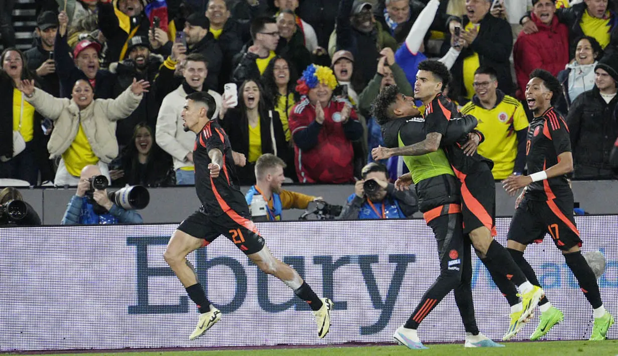 Pemain Kolombia, Daniel Munoz, melakukan selebrasi setelah mencetak gol ke gawang Spanyol dalam dalam laga persahabatan internasional yang digelar di London Stadium, Sabtu (23/3/2024). (AP Photo/Dave Shopland)