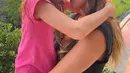 Model Brasil Gisele Bündchen berbagi foto manis bersama putrinya Vivian Lake (9) yang sama-sama memakai kaus kasual dengan latar pemandangan alam yang indah (Foto: Instagram Gisele Bündchen)