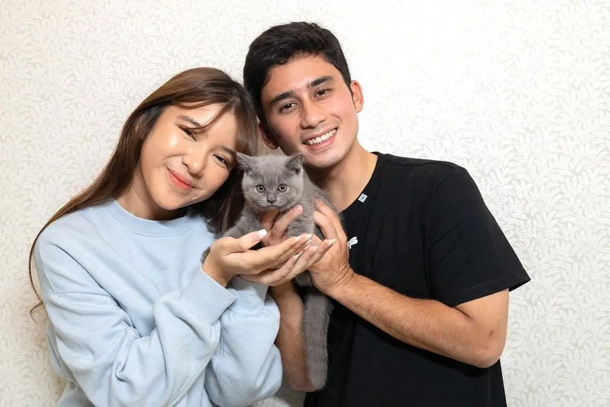 4 Gaya Kompak Tiara Andini dan Alshad Ahmad dengan Casual Outfit Saat Liburan di Singapura