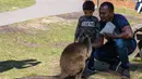 Sejumlah orang mengunjungi Taman Margasatwa Symbio di tengah pandemi COVID-19, Sydney, Australia, 5 September 2020. Beberapa kebun binatang dan taman margasatwa di Sydney sudah kembali dibuka untuk umum. (Xinhua/Zhu Hongye)