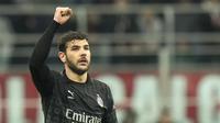 Pemain AC Milan, Theo Hernandez, melakukan selebrasi setelah mencetak gol ke gawang Napoli pada laga pekan ke-24 Serie A 2023/2024 di San Siro, Senin (12/2/2024). Theo Hernandez hadir sebagai pembeda berkat gol semata wayangnya. (AP Photo/Luca Bruno)