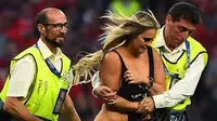 Kini, pengikut Instagram Kinsey Wolanski model baju renang asal Amerika Serikat langsung melonjak menjadi 3.1 juta pengikut dari 300 ribu saja sebelum aksinya di Estadio Wanda Metropolitano, Madrid. ( AFP/Gabriel Bouys )