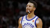 Pebasket Golden State Warriors, Stephen Curry, saat pertandingan melawan Miami Heat pada laga NBA di American Airlines Arena, Miami, Senin (4/12/2017). Warriors menang 123-95 atas Heat. (AP/Joe Skipper)