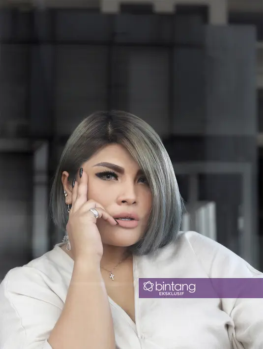 Pahit getir di industri musik pernah dirasakan juga oleh Nania. Namun hal itu tidak lantas membuatnya patah semangat. Apalagi musik sudah dicintainya sejak lama. Pasang surut diakui memang pasti terjadi. (Bambang E. Ros/Bintang.com)