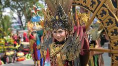 Sebelum event UCI MTB Eliminators World Bike digelar, masyarakat Kalimantan Tengah terlebih dulu disuguhkan Festival Budaya Isen Mulang di Bundaran Palangkaraya, Minggu pagi (19/5/24). Festival Isen Mulang adalah festival budaya sekaligus memperingati Hari jadi Kalimantan Tengah yang ke-67. Tahun ini Festival Isen Mulang dirasa sangat spesial karena bersamaan dengan event kelas dunia UCI MTB 2024. Para riders dari berbagai belahan dunia turut menjadi tamu undangan festival Isen Mulang yang diadakan di Bundaran Besar Palangkaraya tersebut. (Bola.com/Ade Yusuf Satria)