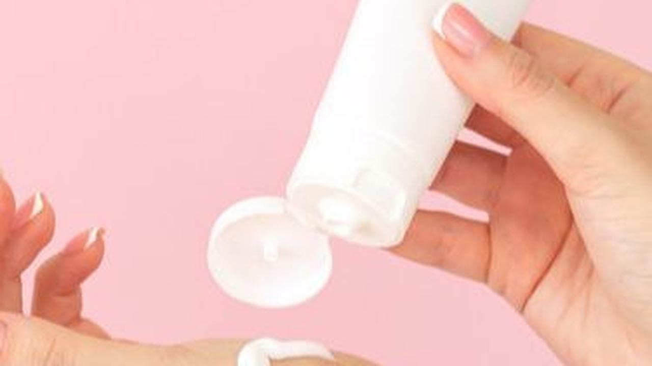 1. Pilih Sunscreen Bertekstur Water atau Gel untuk Mengurangi Resiko Pori Tersumbat<br>