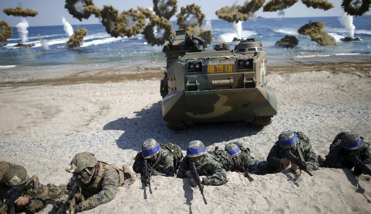 Pasukan militer Korea Selatan (Tali biru) dan pasukan Amerika saat berlatih bersama di Pohang , Korea Selatan, (12/3). Latihan yang bernama Key Resolve dan Foal Eagle akan menjadi yang terbesar yang pernah dilakukan. (REUTERS / Kim Hong - Ji)