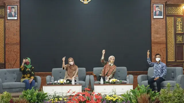Arzeti Bilbina melakukan sosialisasi Penguatan Pendataan Keluarga dan Kelompok Sasaran Bangga Kencana.