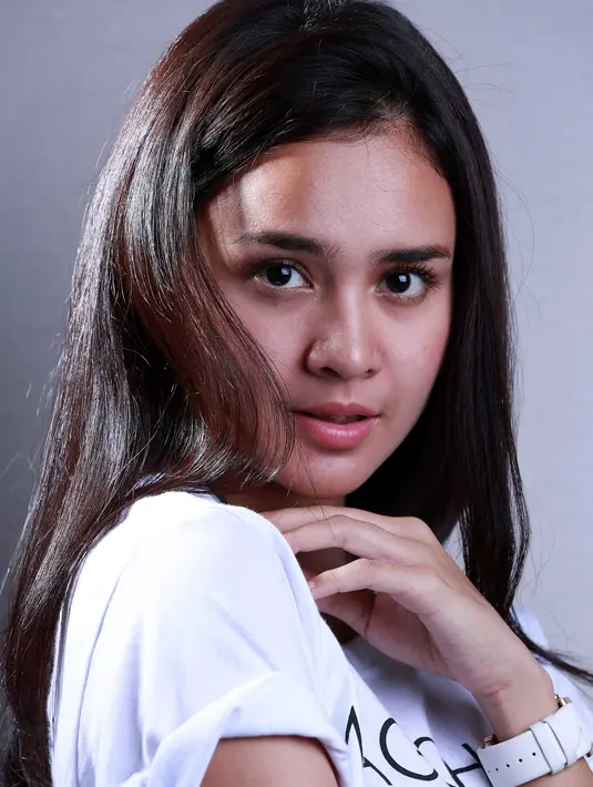 Michelle Ziudith merasakan pengalaman naik gunung untuk pertama kalinya berkat syuting film ‘Magic Hour’. (Deki Prayoga/Bintang.com)