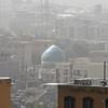 Badai pasir melanda sebuah masjid di ibu kota Iran, Teheran pada 17 Mei 2022. Kantor-kantor pemerintah, serta sekolah dan universitas diumumkan ditutup di banyak provinsi di Iran karena kondisi "cuaca tidak sehat" dan badai pasir yang menyelimuti, menurut laporan media pemerintah. (AFP)