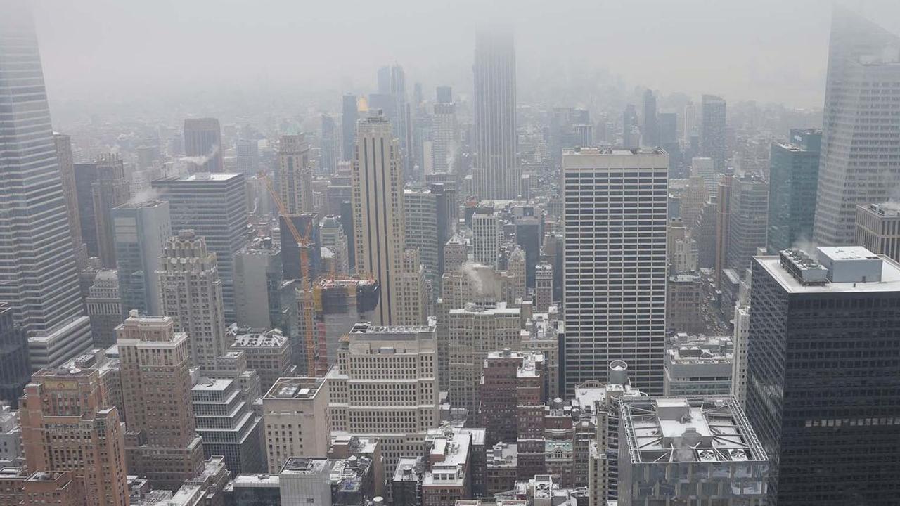 Pemandangan Kota New York, Amerika Serikat, yang memutih diselimuti salju pada 16 Januari 2024. Ini merupakan momen perdana setelah rekor lebih dari 700 hari Kota New York tidak diguyur hujan salju. REUTERS/Andrew Kelly