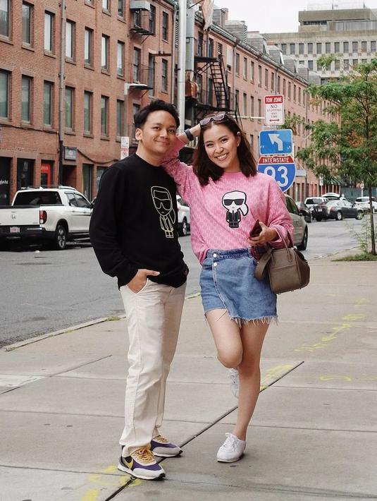 Mengenakan kaus hitam lengan panjang plus celana panjang broken white yang dipadukan dengan sneakers, Calvin Jeremy berpose bareng istri. Novia Santoso tampil cantik dengan atasan pink plus bawahan berbahan jin. “Somewhere in Boston, twinning with ichikuuu,” Calvin Jeremy mengabarkan bersama foto berlatar gedung berbatu-bata merah. So sweet! (Foto: Dok. Instagram @calvinjeremy)
