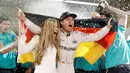 Pembalap tim Mercedes dari Jerman, Nico Rosberg bersama istrinya, Vivian merayakan kemenangan sebagai juara Formula 1 2016 di sirkuit Yas Marina di Abu Dhabi, Uni Emirat Arab, (27/11). (REUTERS/Ahmed Jadallah)