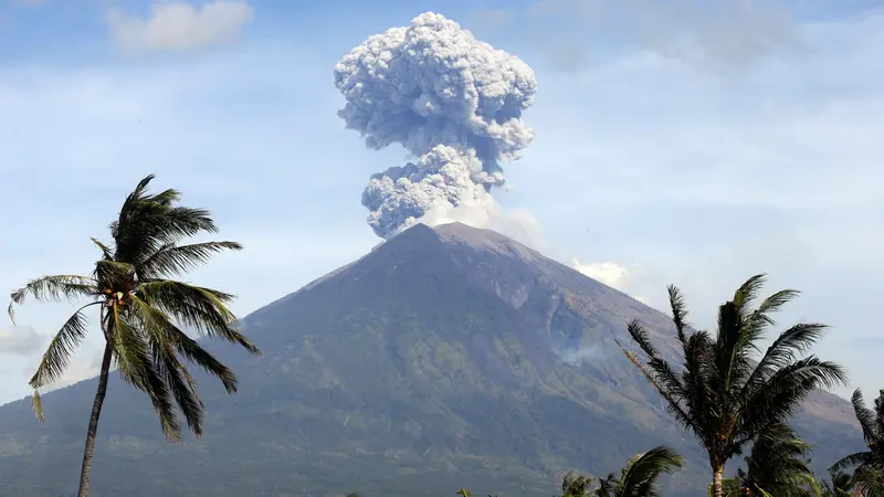 Gunung Agung Meletus