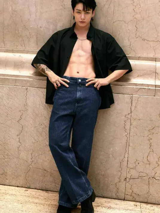 Pesona maskulin Jungkook kembali pamer perut sixpack-nya mengenakan kemeja pendek tak di-kancing dan celana denim [Dok/Calvin Klein]