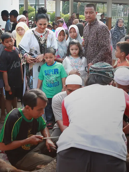Pada Sabtu, (2/9) Krisdayanti hadir dalam penyembelihan hewan kurban. Sebagai seorang muslim, ia hanya melakukan salah satu kewajibannya untuk berbagi ke sesama. (Bambang E. Ros/Bintang.com)